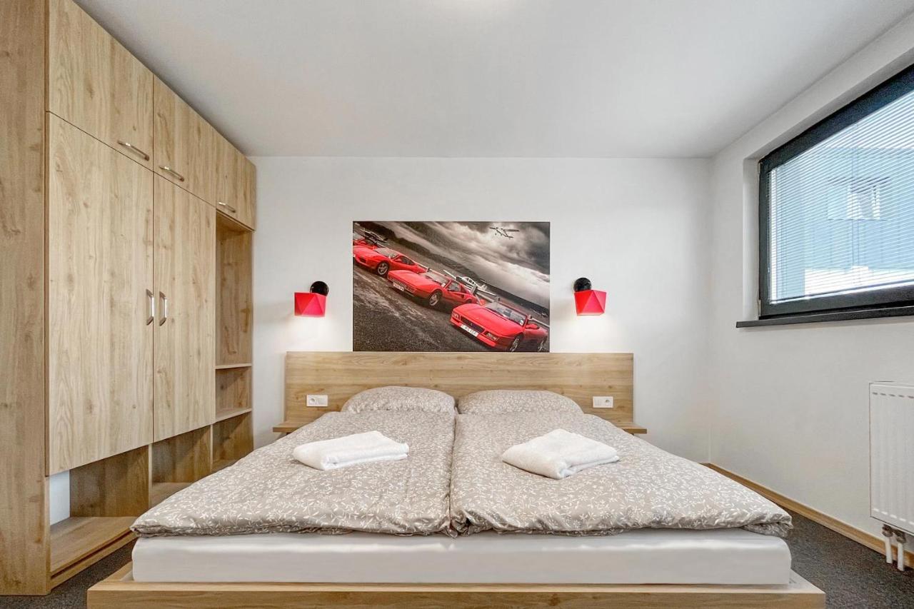 Hotel Double Red Cars Museum Brezno Ngoại thất bức ảnh