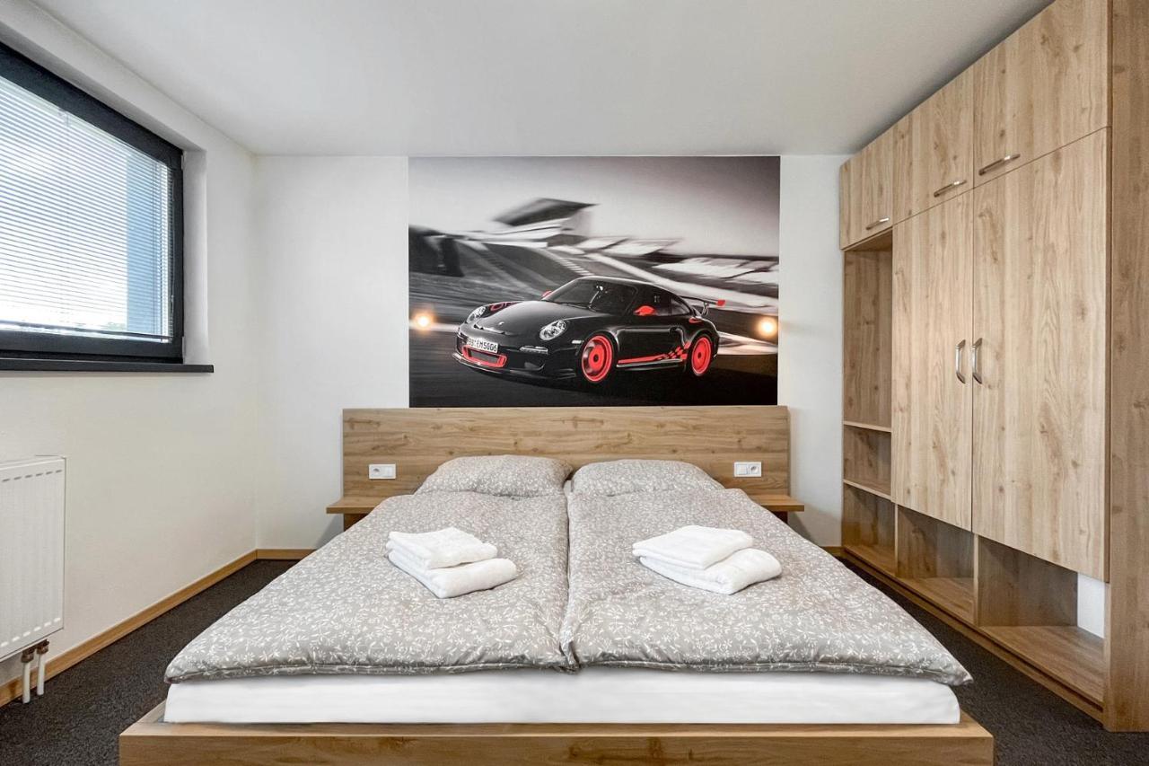 Hotel Double Red Cars Museum Brezno Ngoại thất bức ảnh